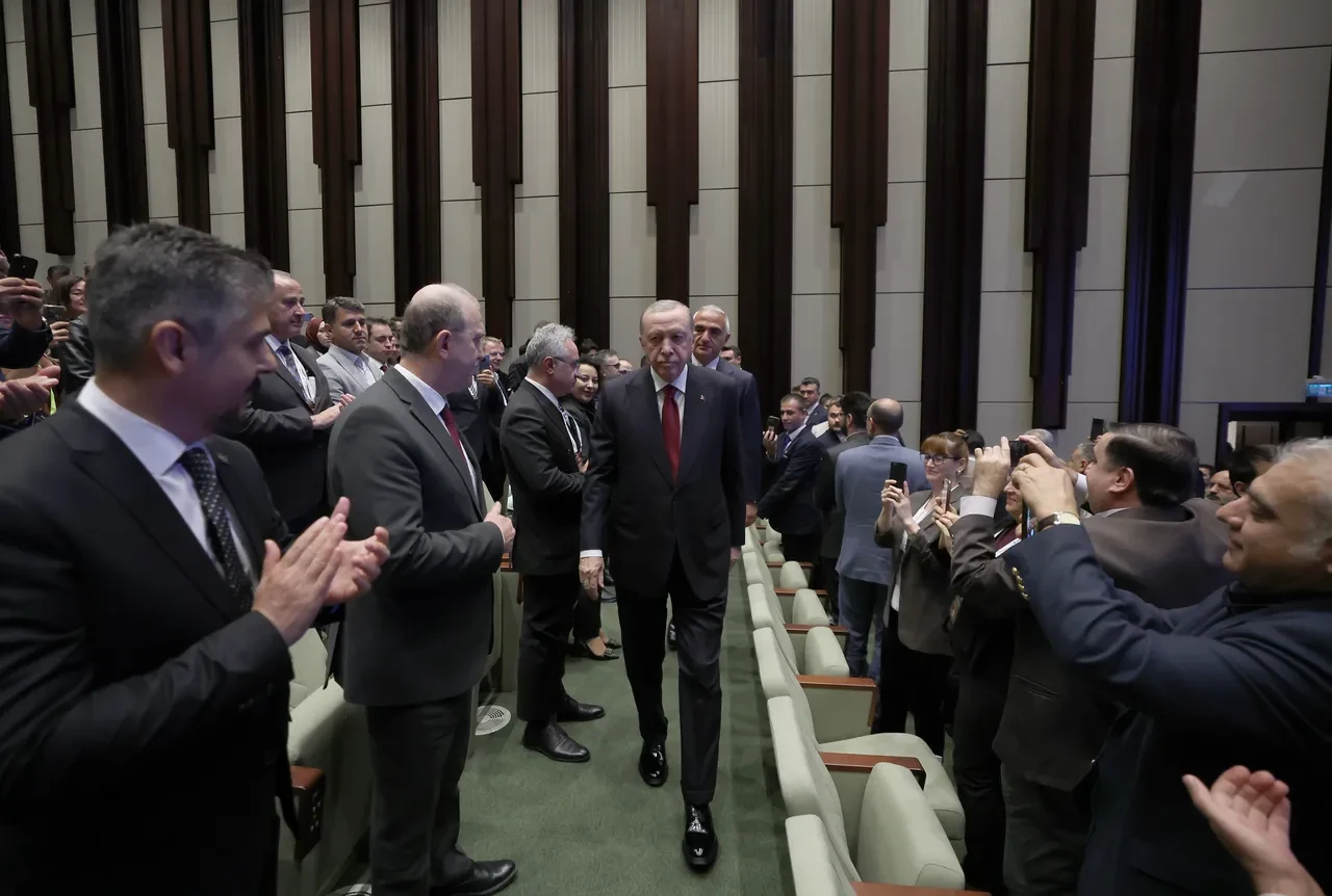 Cumhurbaşkanı Erdoğan'dan Özgür Özel'e sert tepki: Ayarları bozulmuş hakaret otomatına döndü