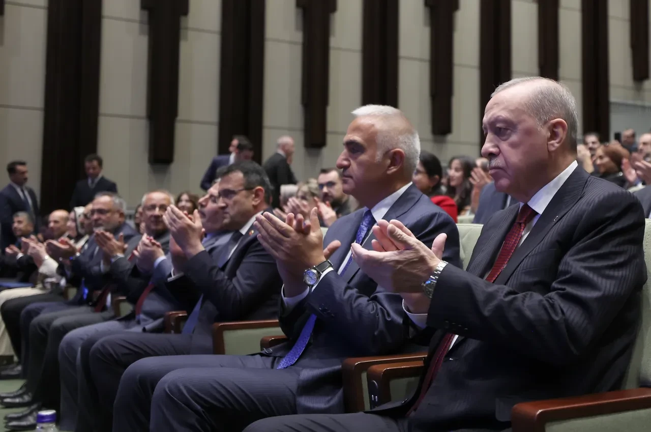 Cumhurbaşkanı Erdoğan'dan Özgür Özel'e sert tepki: Ayarları bozulmuş hakaret otomatına döndü