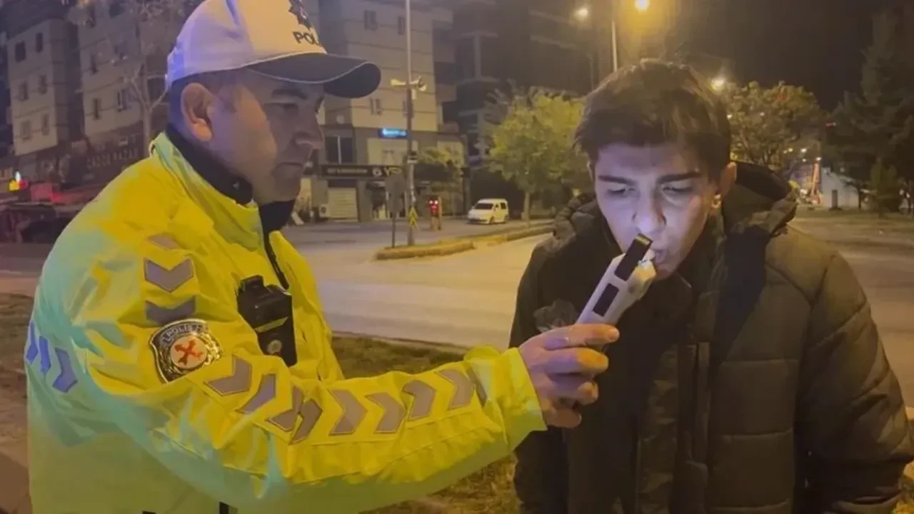 Direksiyon başında uyudu, kaza yapınca da uyumaya devam etti