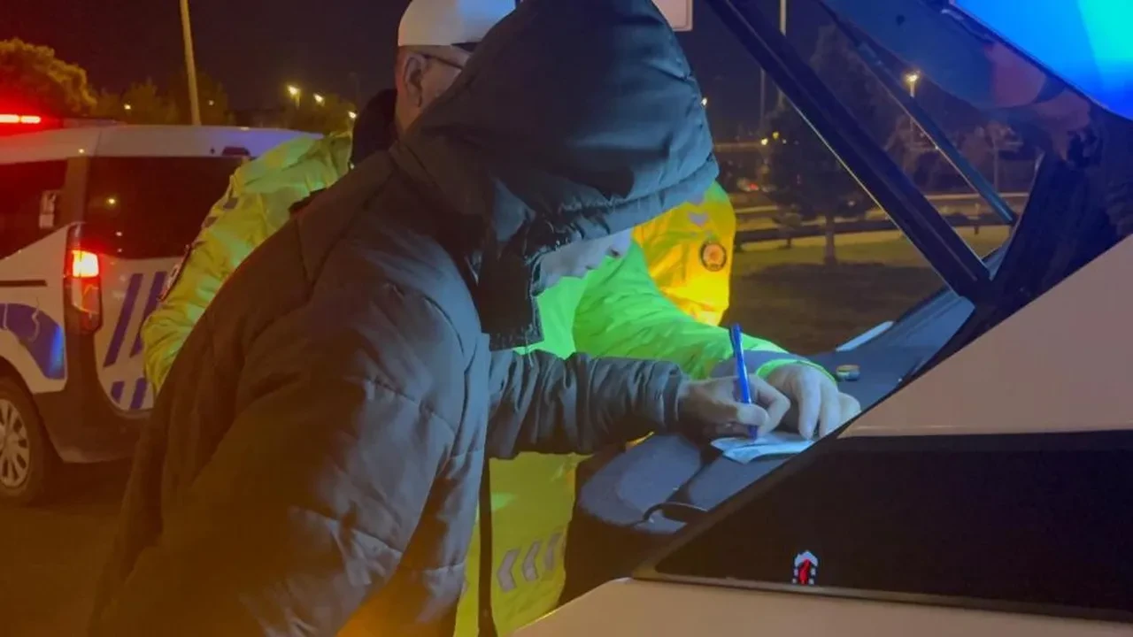 Direksiyon başında uyudu, kaza yapınca da uyumaya devam etti