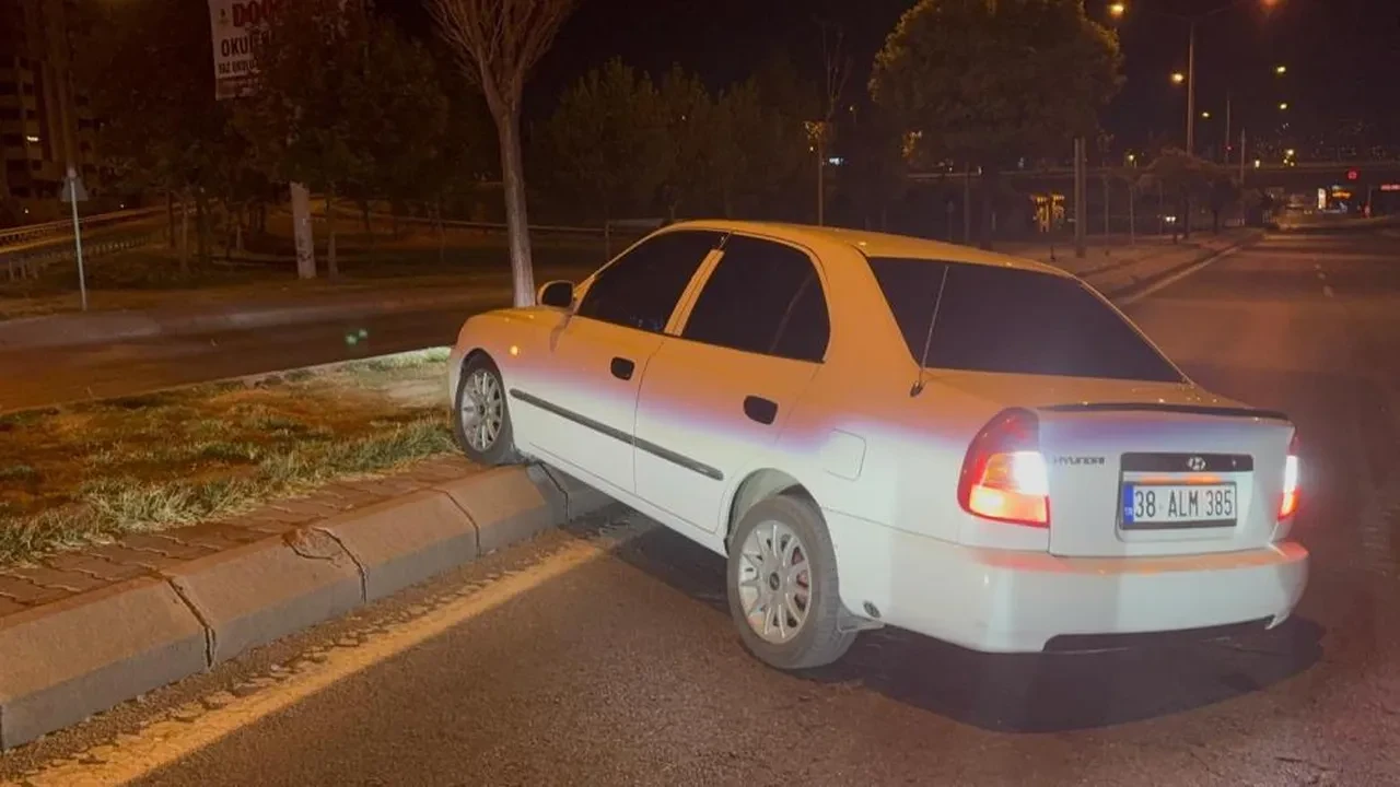 Direksiyon başında uyudu, kaza yapınca da uyumaya devam etti