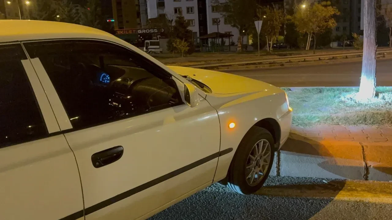 Direksiyon başında uyudu! Kaza yaptı yine uyanmadı