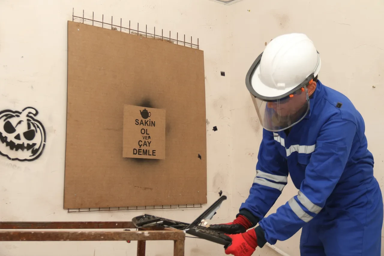 Eskişehir'de sıra dışı terapi! Evdeki eşyaları kırıp dökerek stres atıyorlar