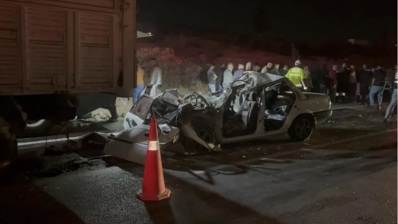 Gaziantep'te otomobil kamyona arkadan çarptı: Bir aile yok oldu!