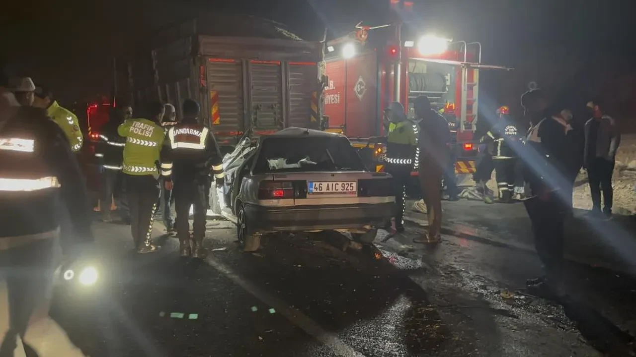 Gaziantep'te otomobil kamyona arkadan çarptı: Bir aile yok oldu!