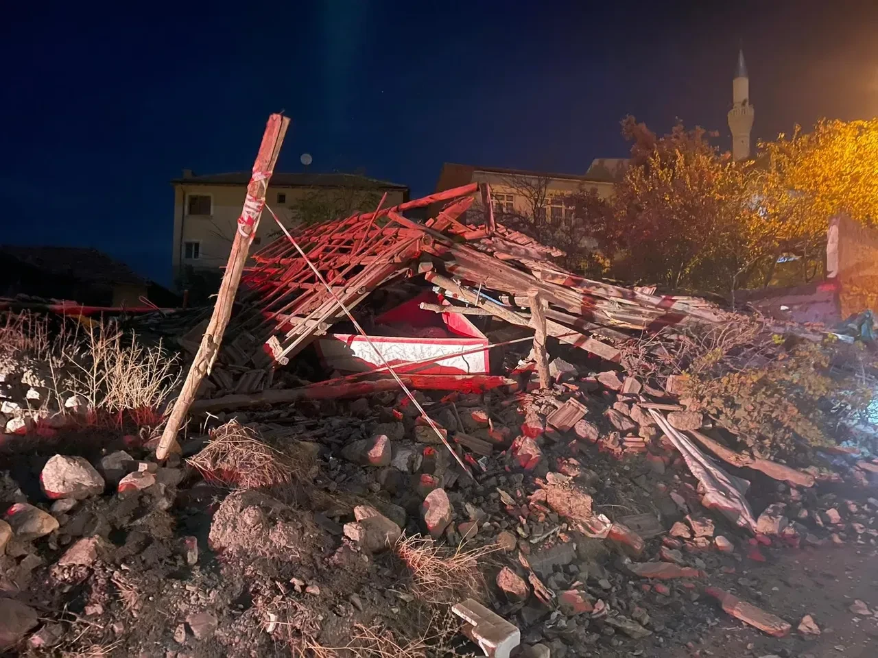Gece saatlerinde korku dolu anlar! Metruk bina çöktü, mahalleli ayağa kalktı
