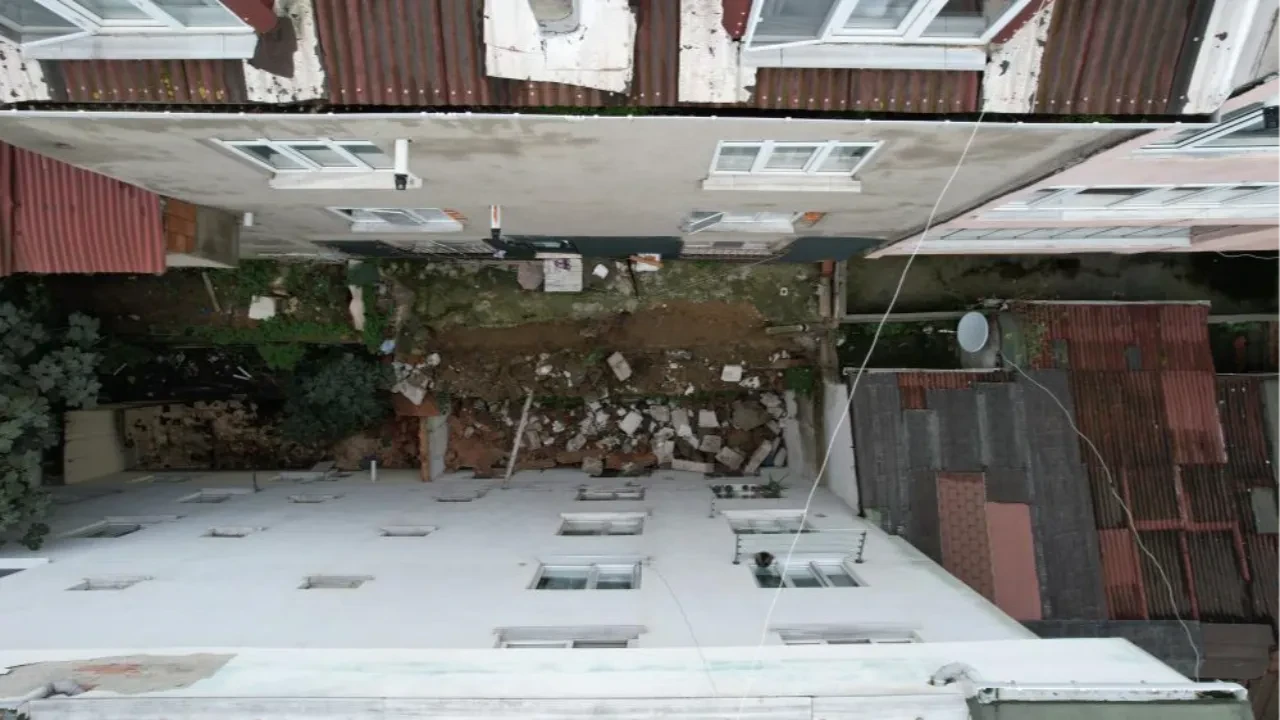 Gece yarısı mahalleli panikle o sese uyandı! Arnavutköy'de duvar çöktü