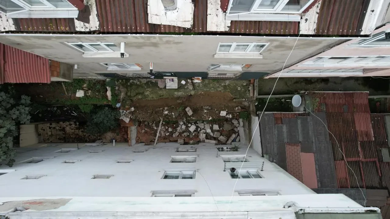 Gece yarısı mahalleli panikle o sese uyandı! Arnavutköy'de duvar çöktü