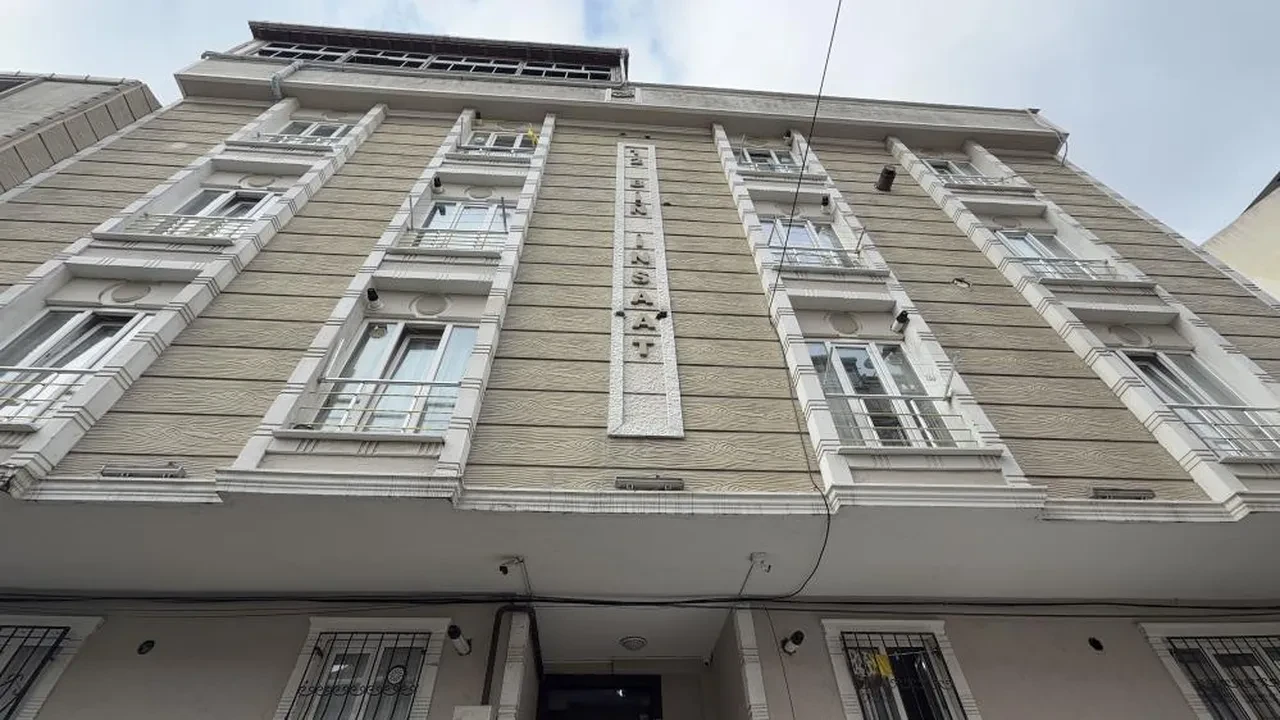 Gece yarısı mahalleli panikle o sese uyandı! Arnavutköy'de duvar çöktü