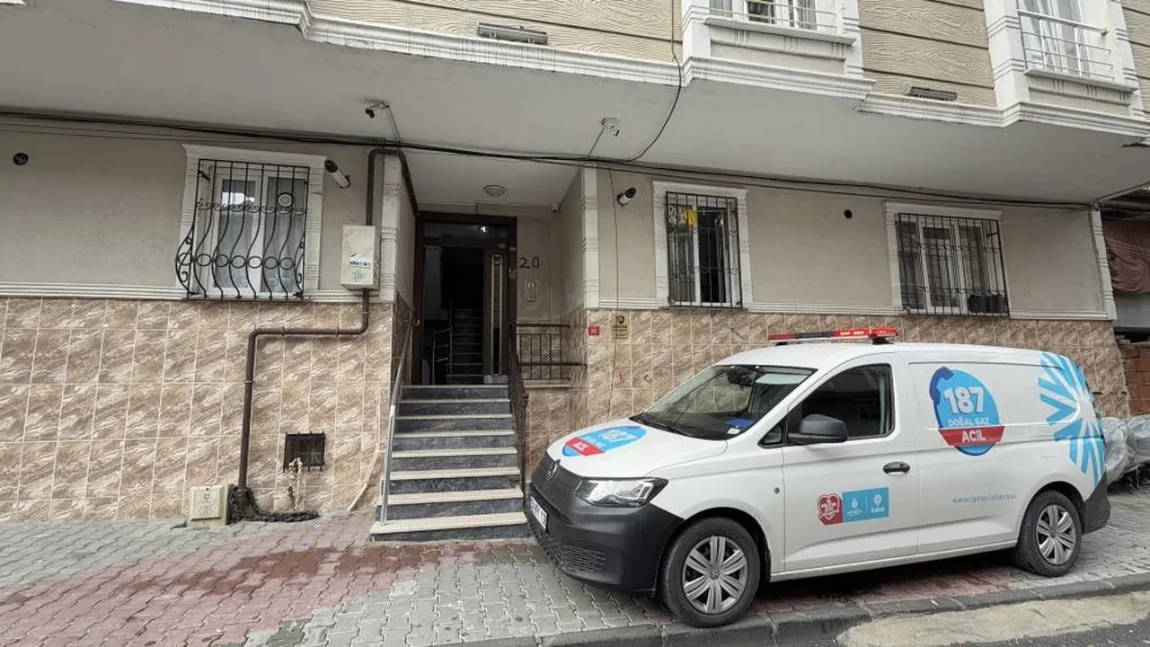 Gece yarısı mahalleli panikle o sese uyandı! Arnavutköy'de duvar çöktü