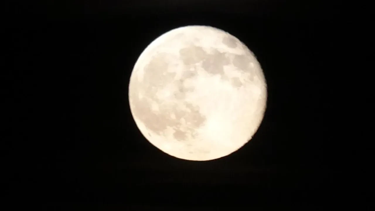 Gökyüzünde şişkin ay var! Van'da çekilen kareler hayran bıraktı