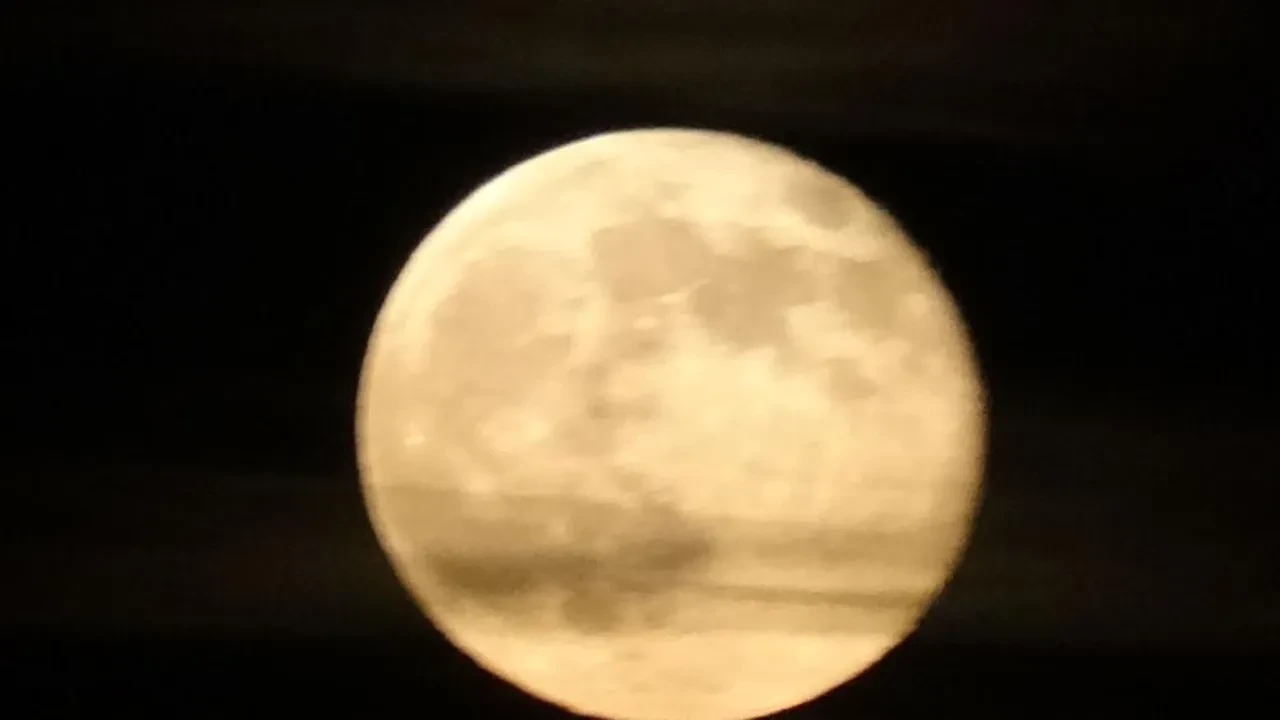 Gökyüzünde şişkin ay var! Van'da çekilen kareler hayran bıraktı