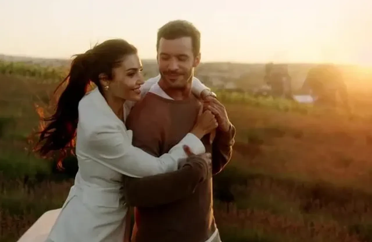 Hande Erçel ile Barış Arduç'un dizisindeki prodüksiyon hatası seyircinin gözünden kaçmadı