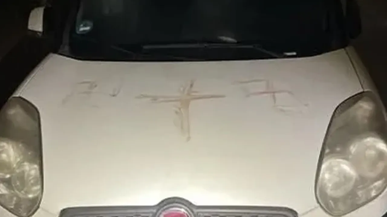 Irkçı saldırının izlerini çağrıştıran olay: Evlere, otomobillere kanla gamalı haç çizildi