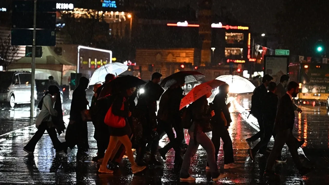İstanbullular dikkat! AKOM tarih verdi: Gök gürültülü sağanak şiddetli vuracak