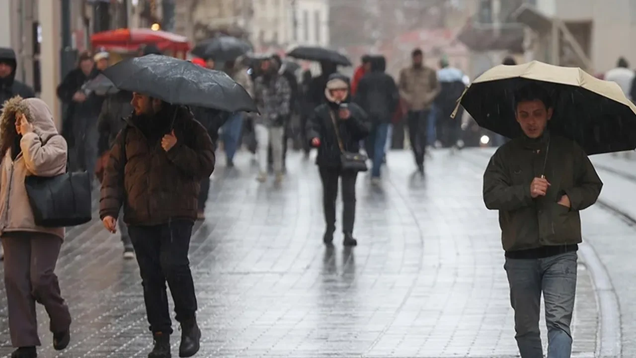 İstanbullular dikkat! AKOM tarih verdi: Gök gürültülü sağanak şiddetli vuracak