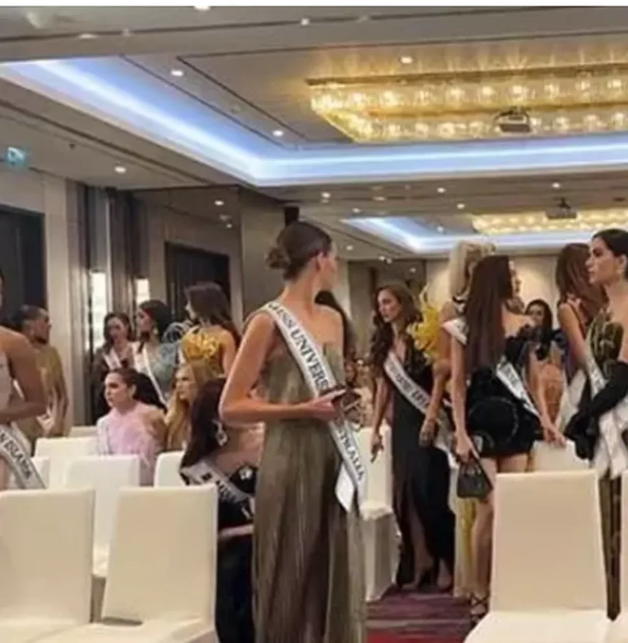 Kainat güzelini önce azarladı, sonra salondan kovdu! Bu sefer tüm güzeller harekete geçti