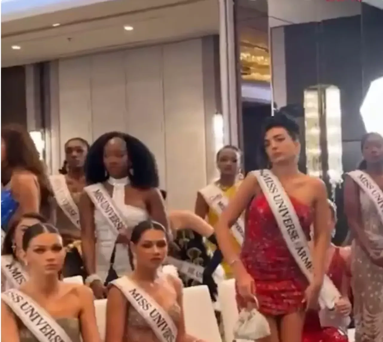 Kainat güzelini önce azarladı, sonra salondan kovdu! Bu sefer tüm güzeller harekete geçti