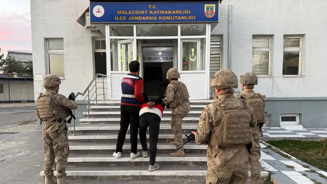 Kardeş katiline şehirlerarası operasyon! Muş’tan kaçıp Van’da saklanmıştı: JASAT ekipleri parkta yakaladı