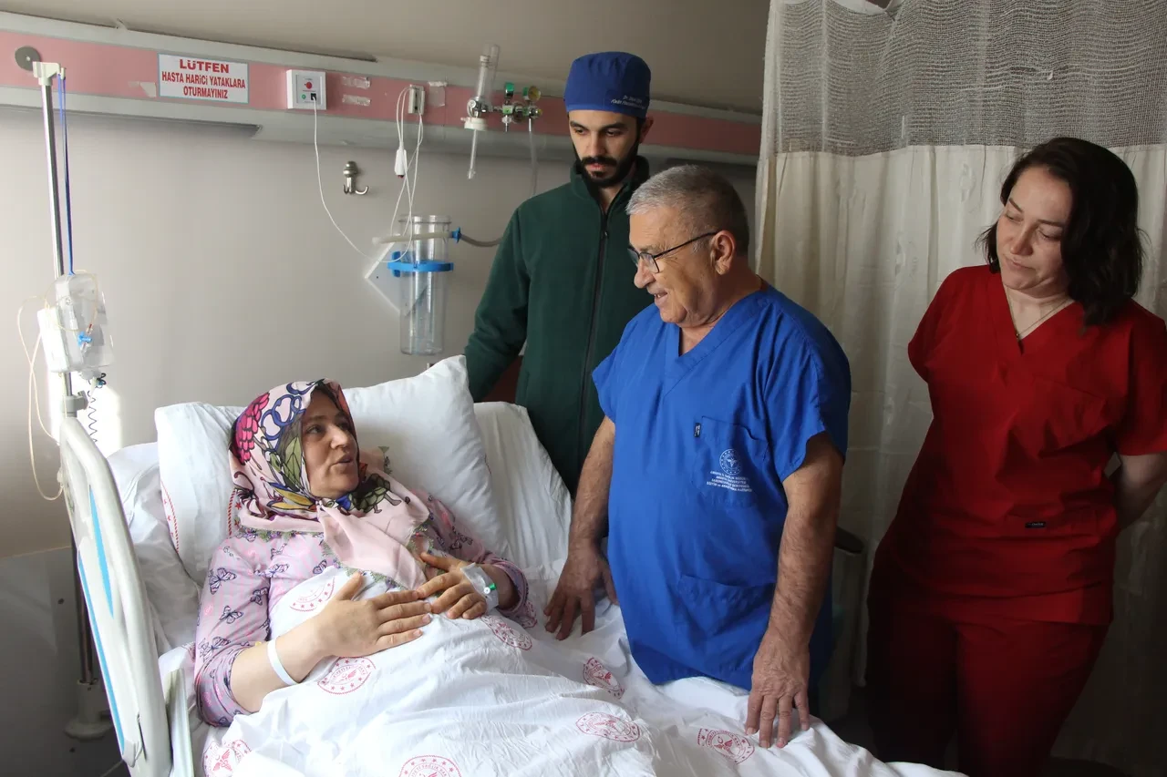 Karnı 9 aylık hamile gibi şişti! Doktorlar bile inanamadı: Tam 8,5 kilo