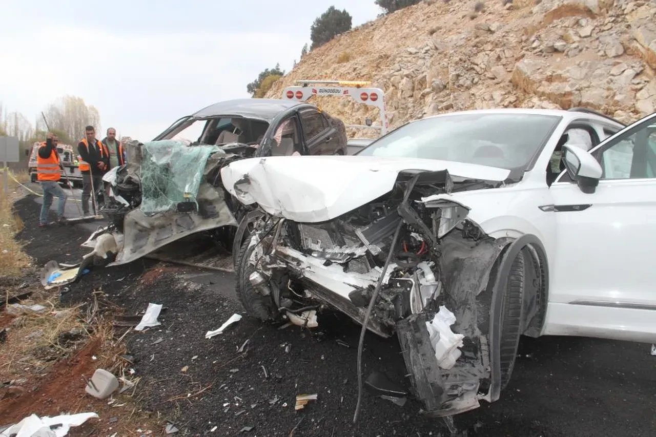 Konya'da otomobiller çarpıştı: Ölü ve yaralılar var!