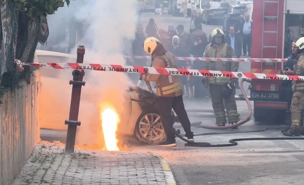 Küçükçekmece'de korku dolu anlar! Patlama oldu, alevler araçlara sıçradı