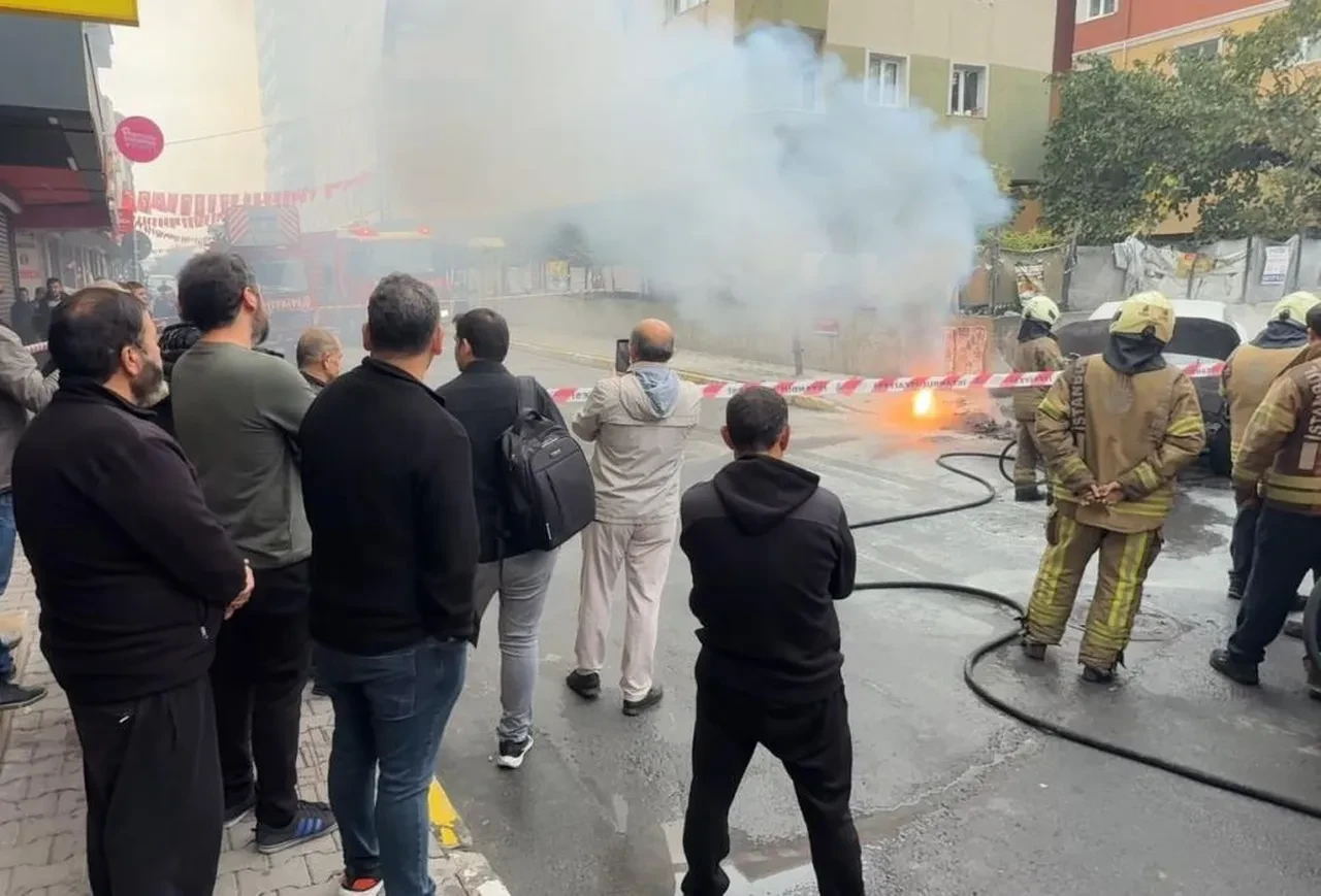 Küçükçekmece'de korku dolu anlar! Patlama oldu, alevler araçlara sıçradı
