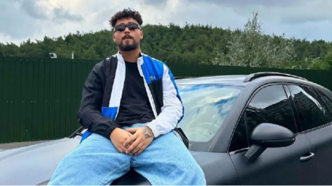 Lvbel C5'in aracını görenler Mustafa Sandal'ın şarkısıyla takılmadan yapamadı 