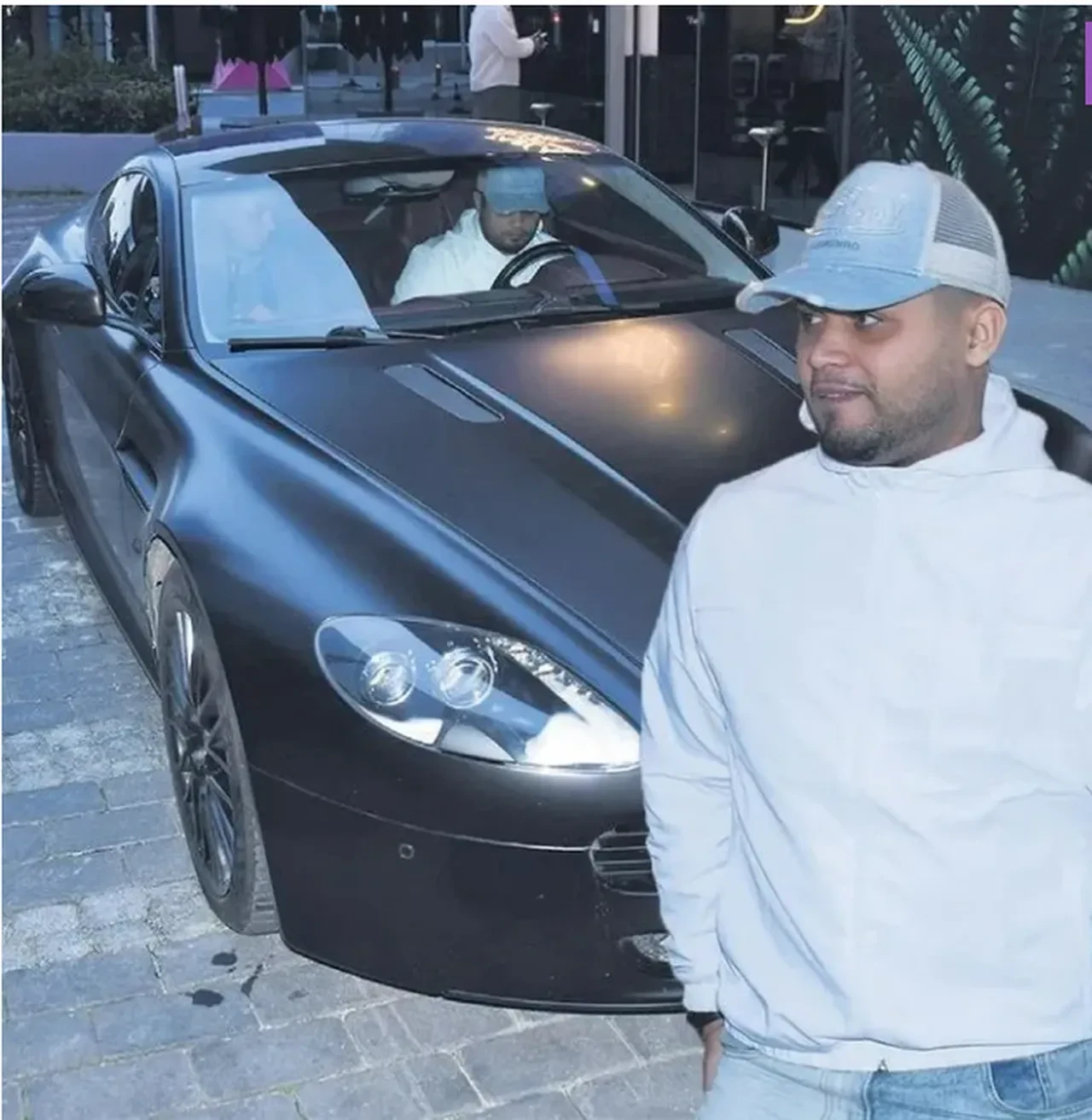 Lvbel C5'in aracını görenler Mustafa Sandal'ın şarkısıyla takılmadan yapamadı