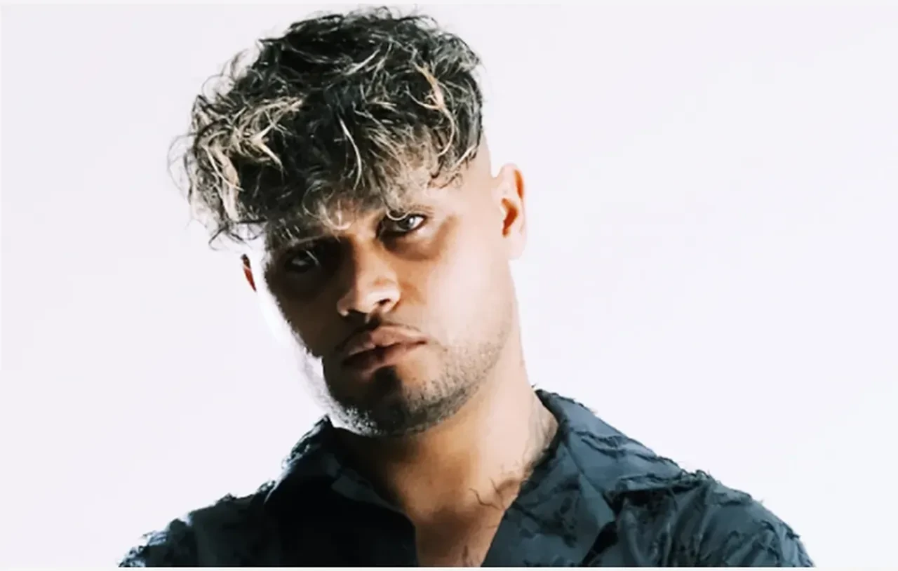 Lvbel C5'in aracını görenler Mustafa Sandal'ın şarkısıyla takılmadan yapamadı