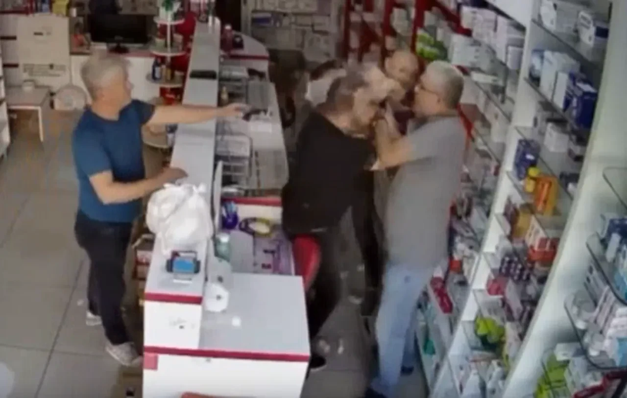 "Muadil ilaç" kavgası yılan hikayesine döndü! Eczacı kalfasını kovdu