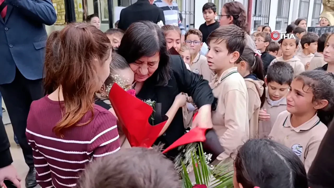 Öğretmenlerine veda eden öğrenciler hıçkıra hıçkıra ağladı!