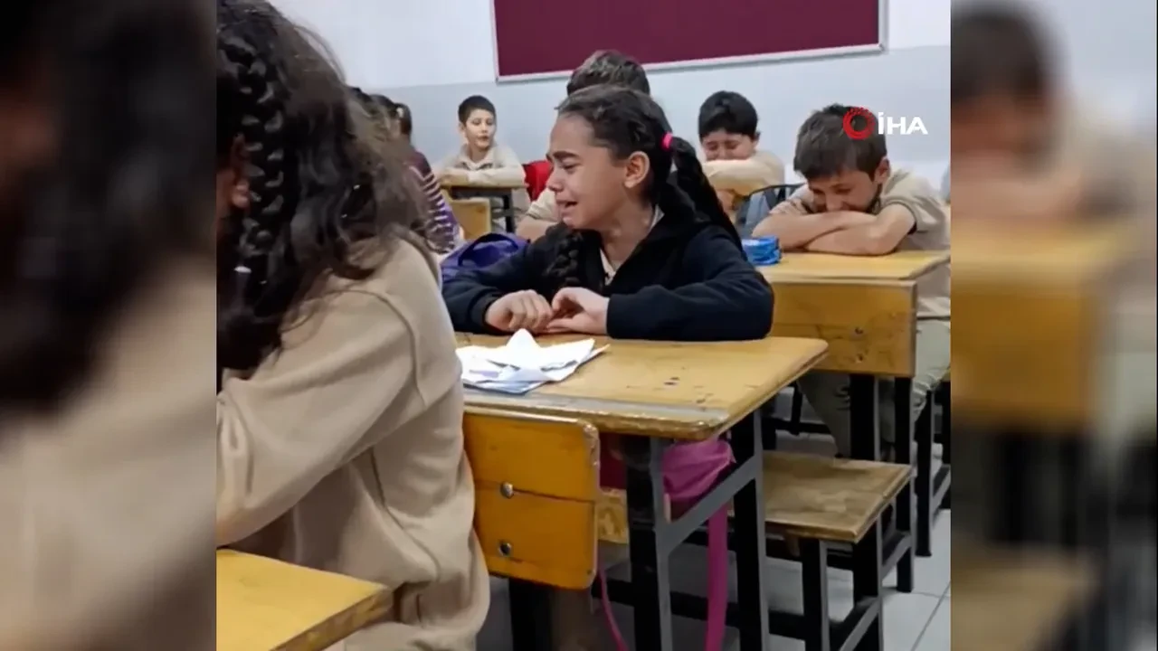 Öğretmenlerine veda eden öğrenciler hıçkıra hıçkıra ağladı!