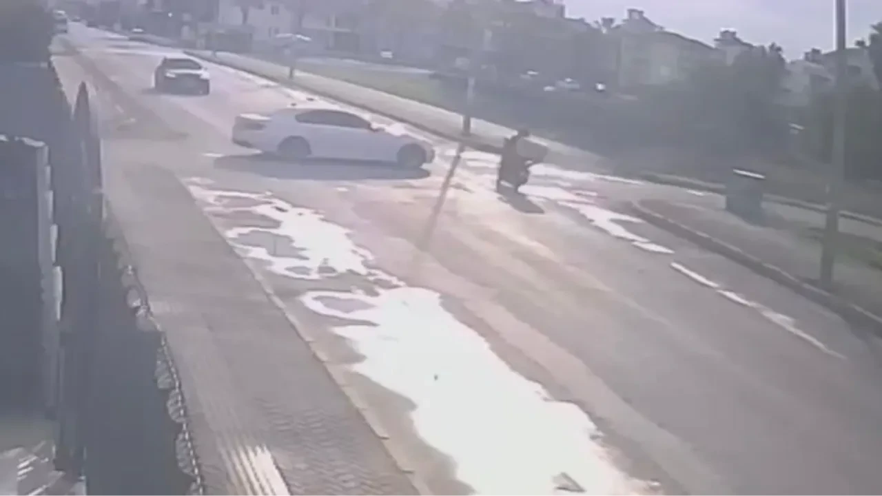 Otomobille motokuryenin kazası kamerada!