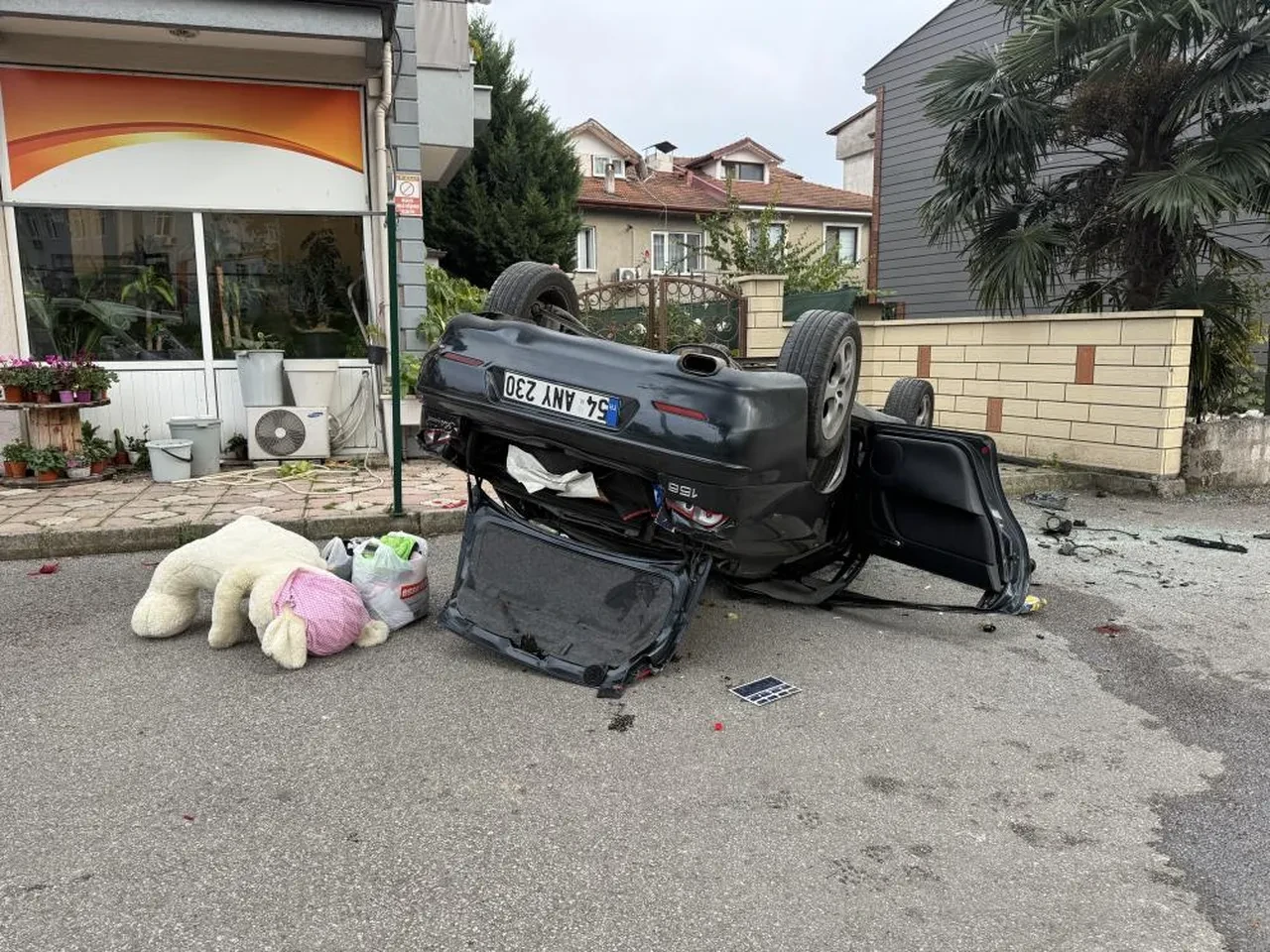 Taklalar atan araç perte çıktı! Korkunç kazada sürücünün burnu bile kanamadı