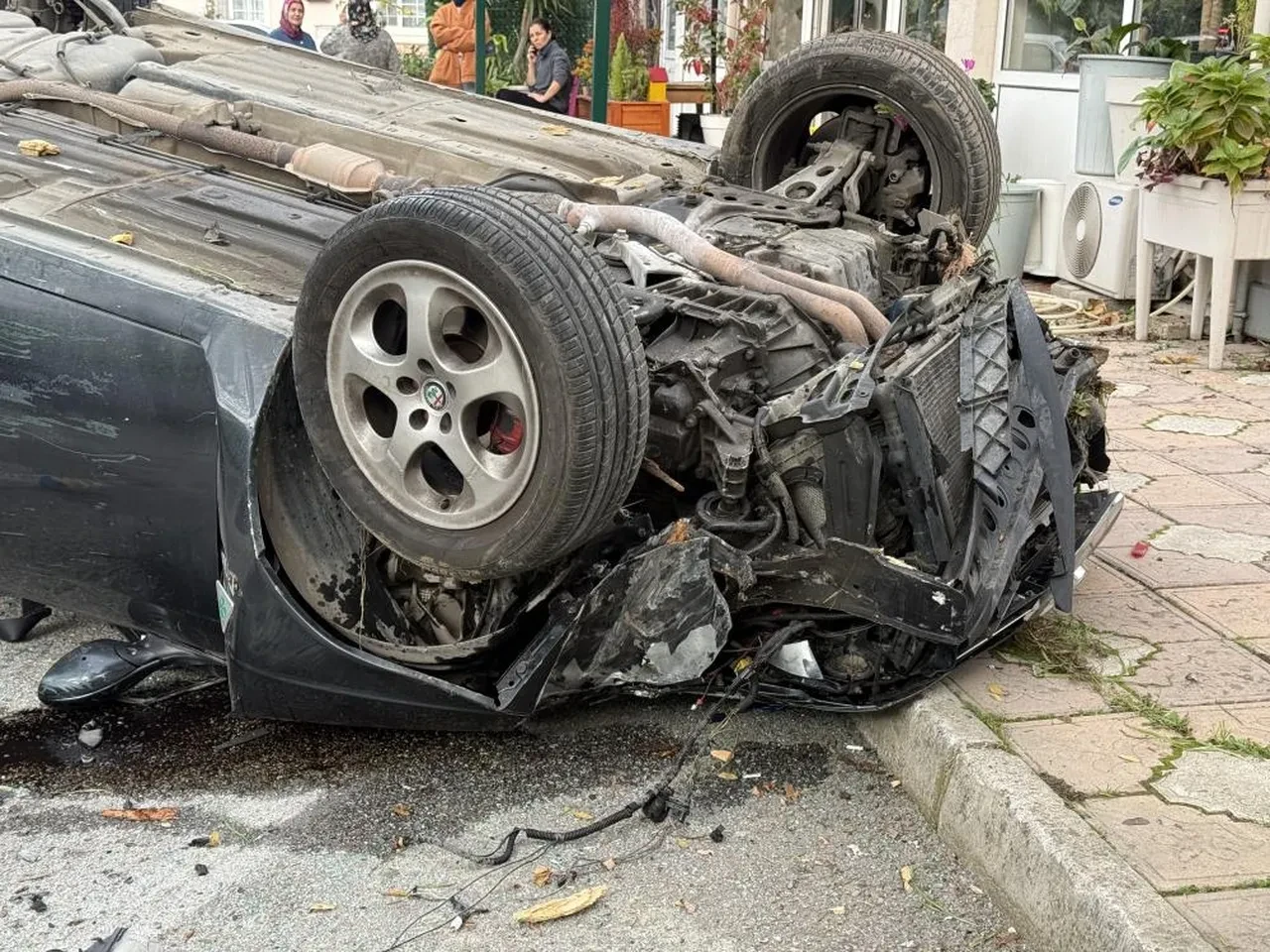 Taklalar atan araç perte çıktı! Korkunç kazada sürücünün burnu bile kanamadı