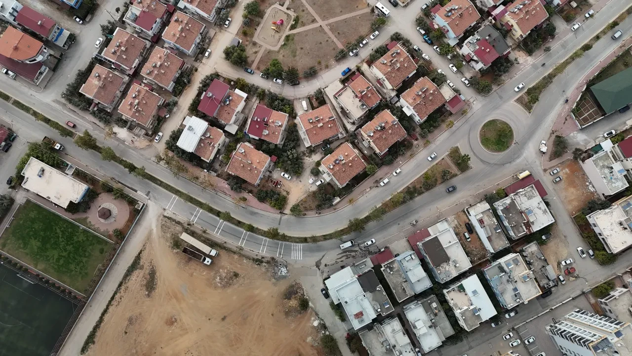 Adana'da 'Ölüm virajı': Esnaf kamera taktırdı, kazaları kaydetti!