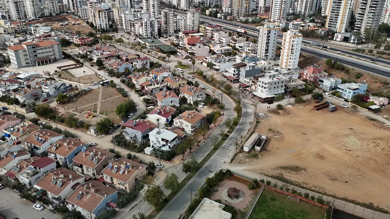 Adana'da 'Ölüm virajı': Esnaf kamera taktırdı, kazaları kaydetti!