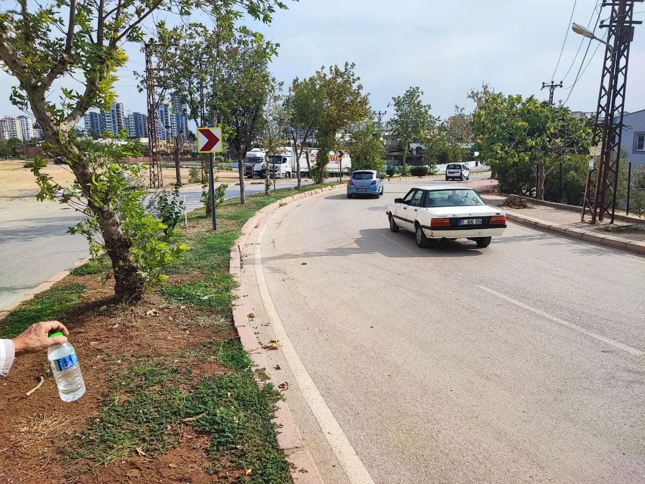 Adana'da 'Ölüm virajı': Esnaf kamera taktırdı, kazaları kaydetti!