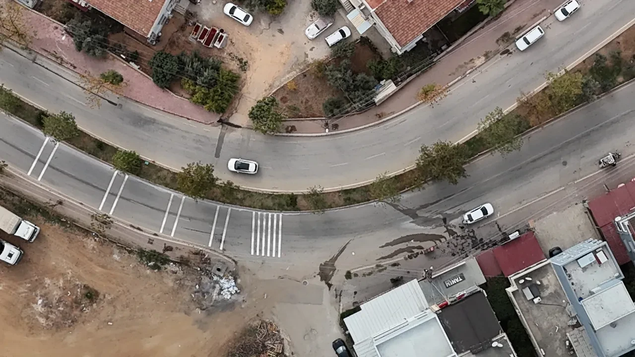 Adana'da 'Ölüm virajı': Esnaf kamera taktırdı, kazaları kaydetti!