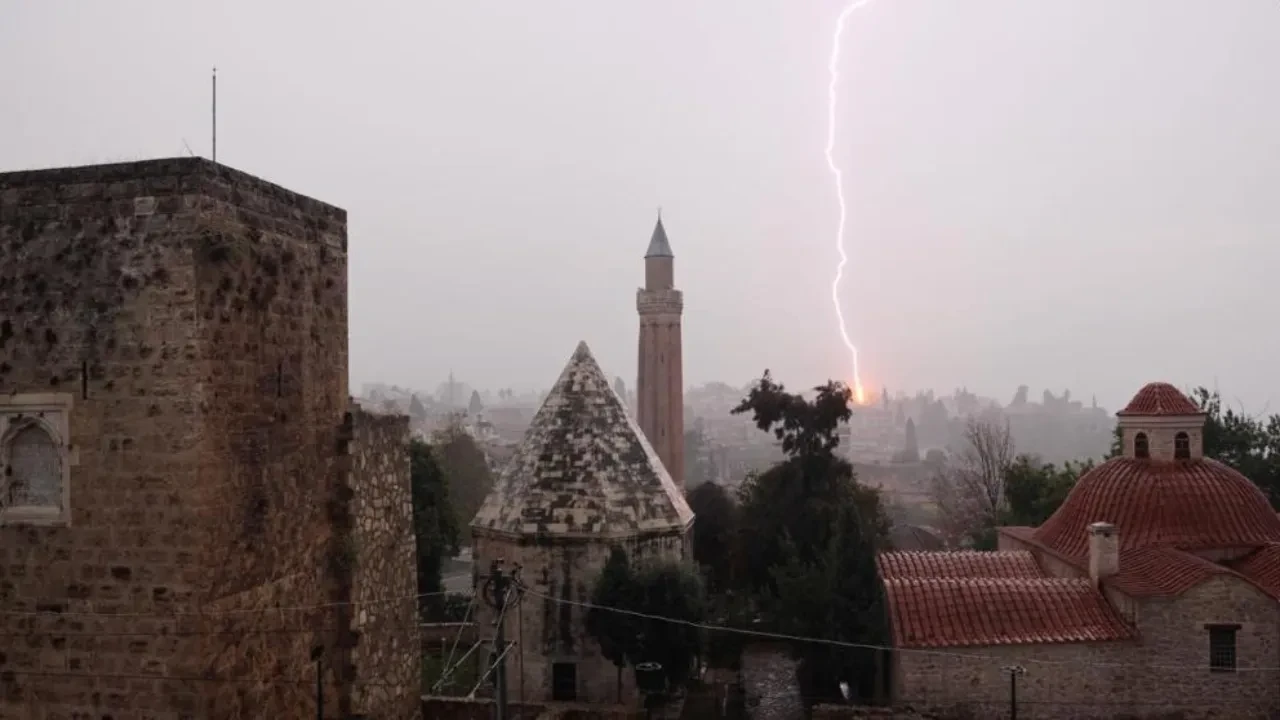Antalya'da şiddetli yağış ve yıldırımlar etkili oldu