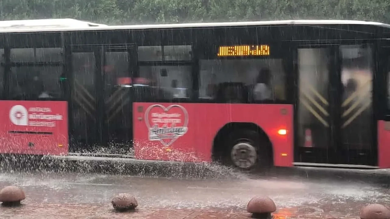 Antalya'da şiddetli yağış ve yıldırımlar etkili oldu