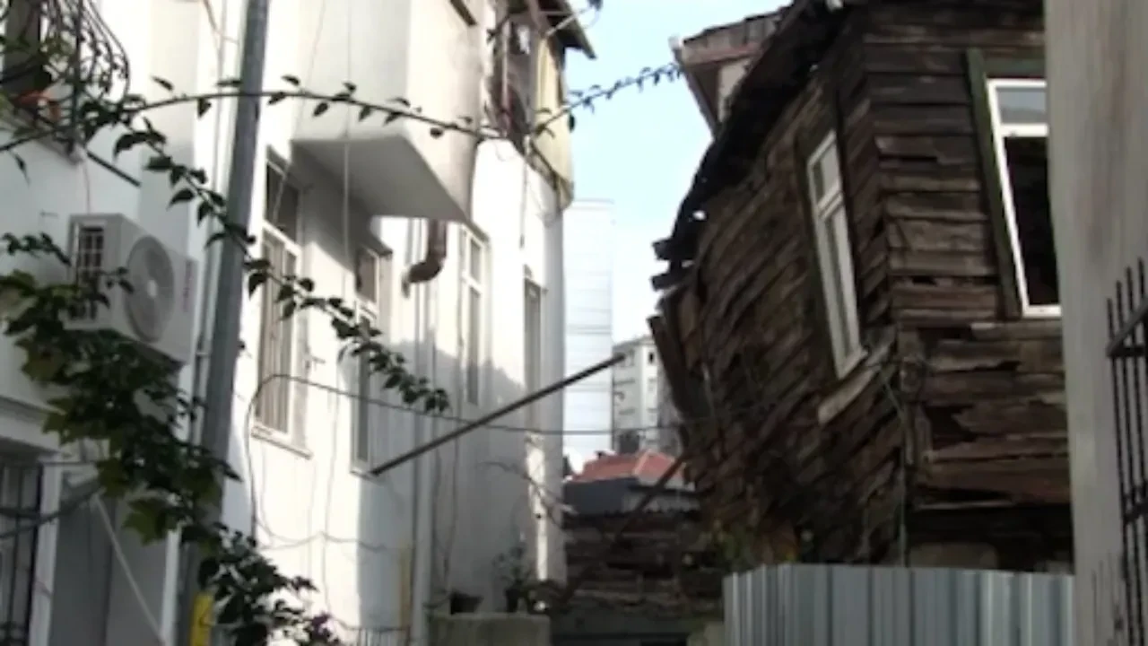 Beyoğlu'nda bina çöktü! Yol trafiğe kapatıldı, 2 bina tahliye edildi