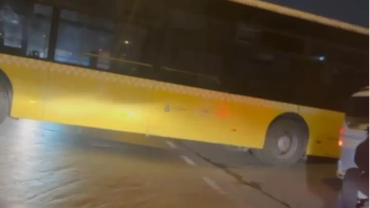 Dönüş yapmak isteyen otobüs sıkıştı: Etrafından dolandılar!