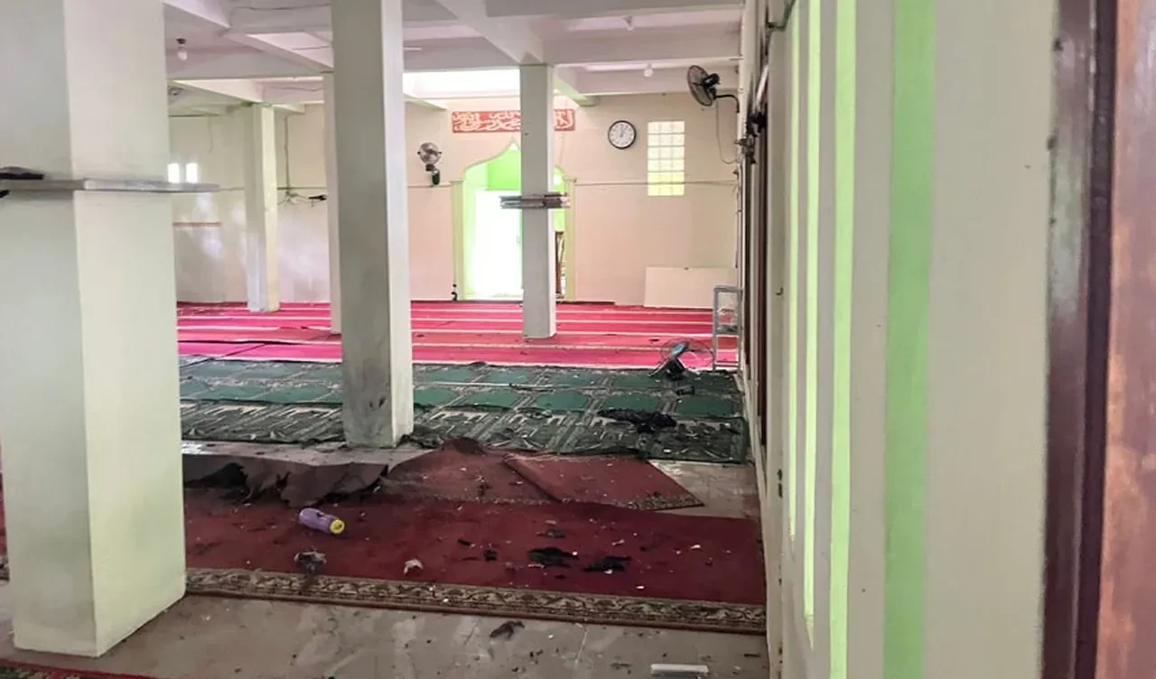 Endonezya'da cuma namazında camiye bombalı terör saldırısı! Onlarca yaralı var