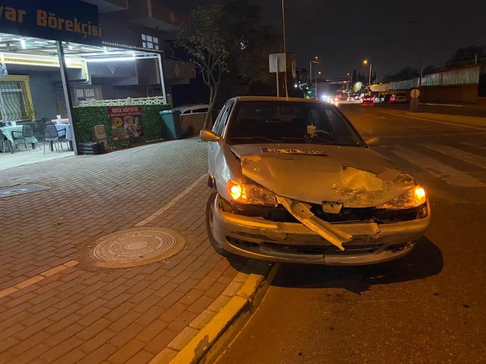 Körfez'de virajı alamayan iki araç çarpıştı: Panelvan araç evin bahçesine girdi