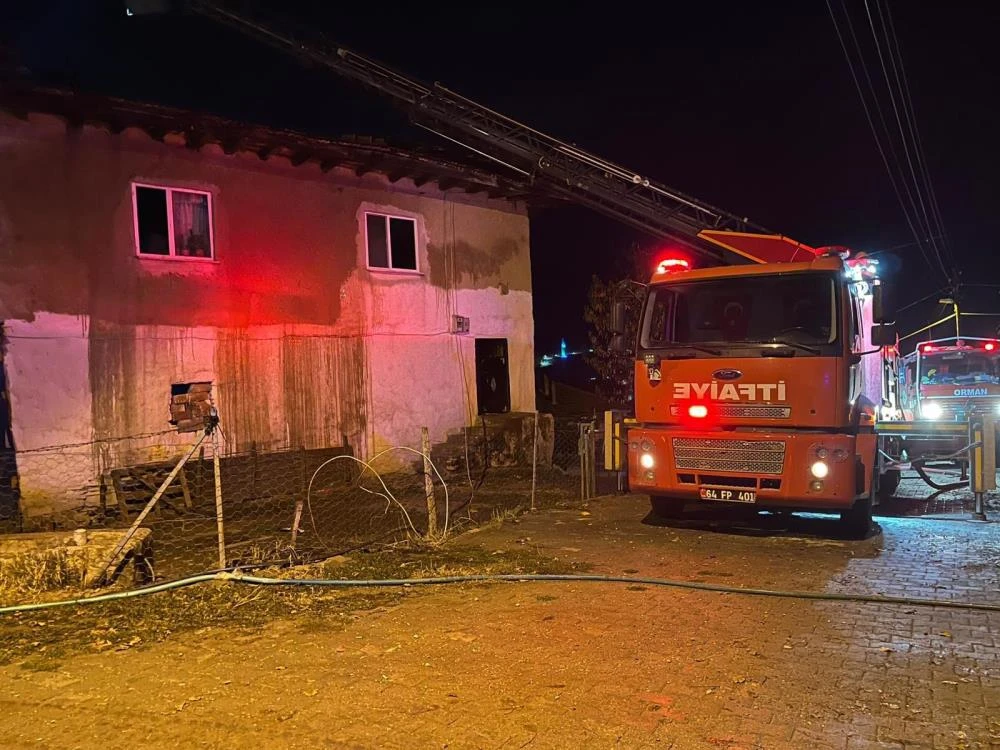 Uşak Banaz'da yıldırım dehşeti: Ahşap evin çatısı yandı