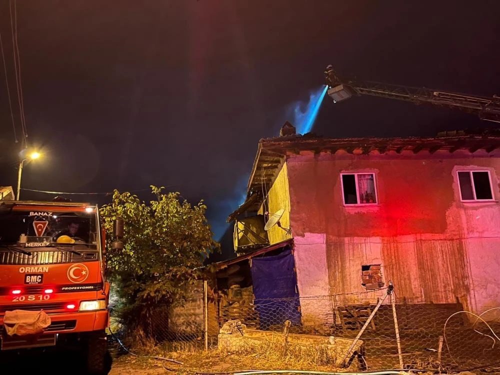 Uşak Banaz'da yıldırım dehşeti: Ahşap evin çatısı yandı
