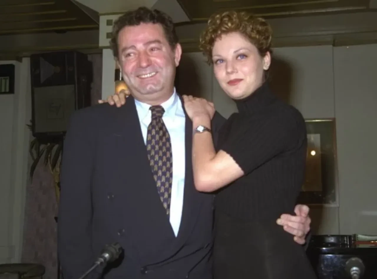 Kayahan'ın kızı Beste Açar'ın ne dediğini kimse anlamadı: Babamın güçleri bana geçti, iletişime geçiyorum