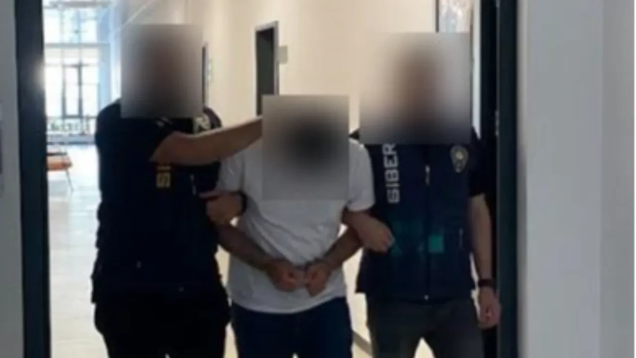 Kocaeli'nde kimlik bilgilerini çaldıkları vatandaşlar adına sahte kredi kartı çıkaran şüpheliler tutuklandı